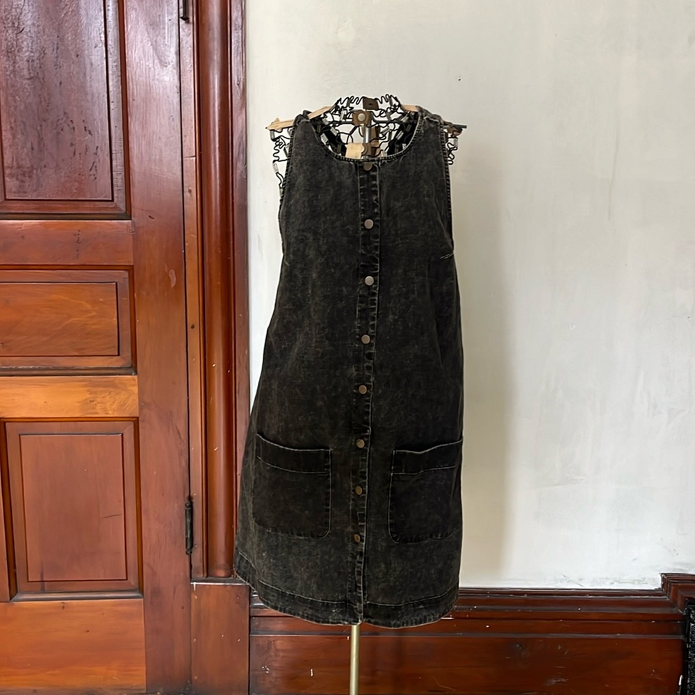 Button front skirtall mini dress, sleeveless.